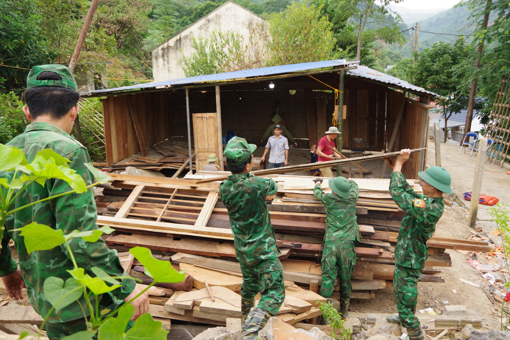 Bộ đội quân hàm xanh hết lòng vì người dân vùng lũ
